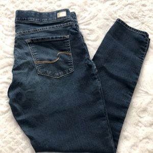 Signature by Levi Strauss Pull On Shaping Jeans